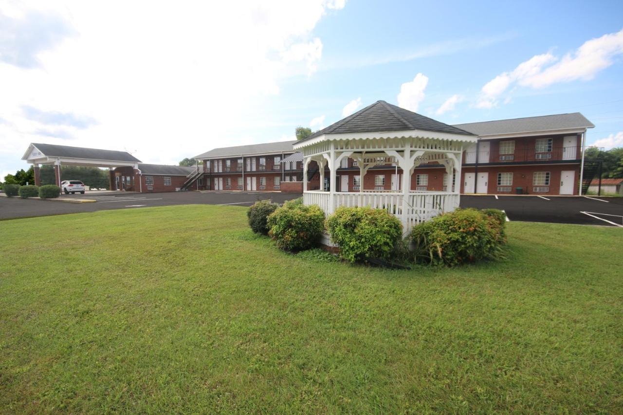Surry Inn - Dobson Exterior foto